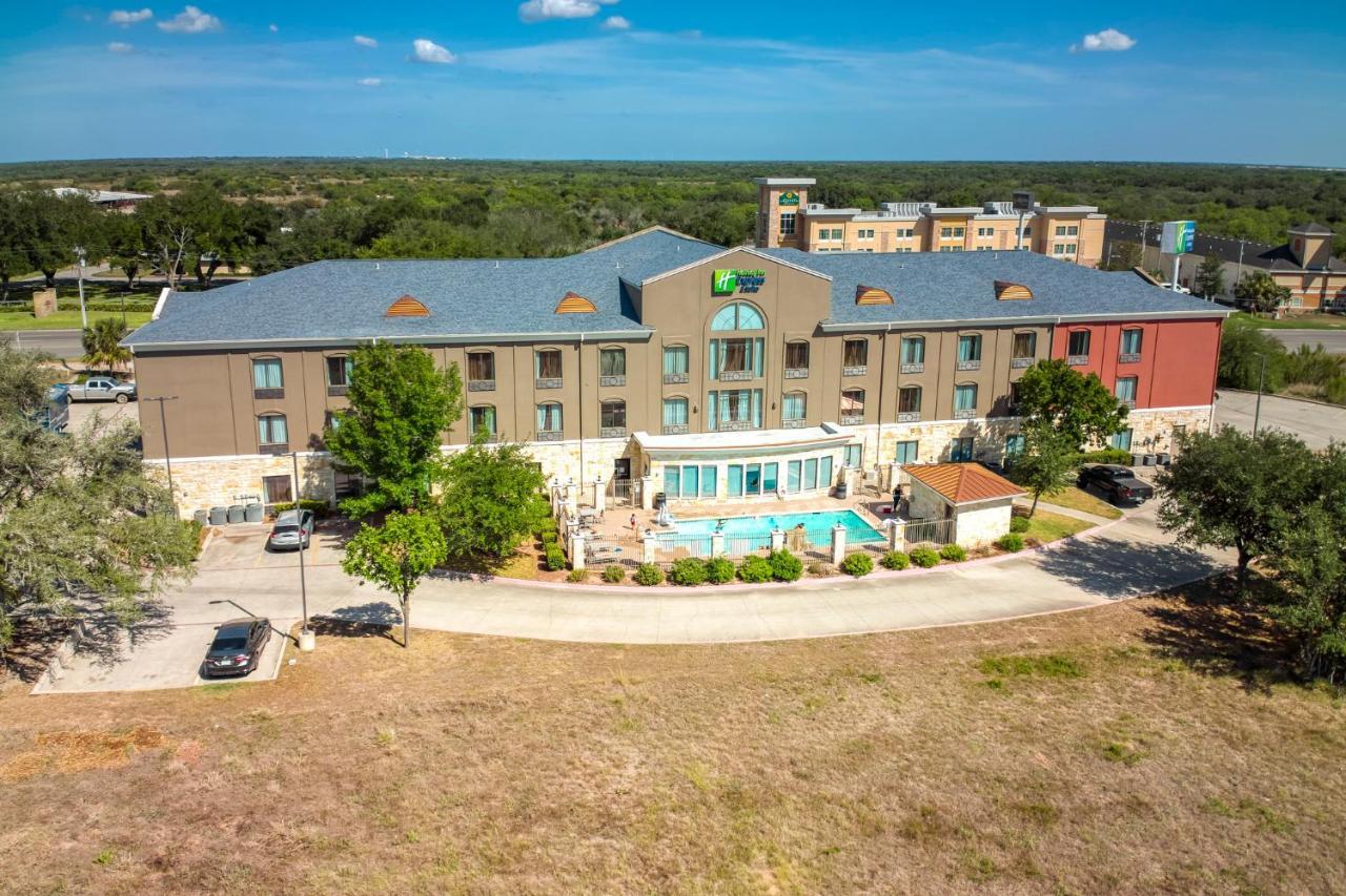 Holiday Inn Express And Suites Beeville By Ihg Екстериор снимка