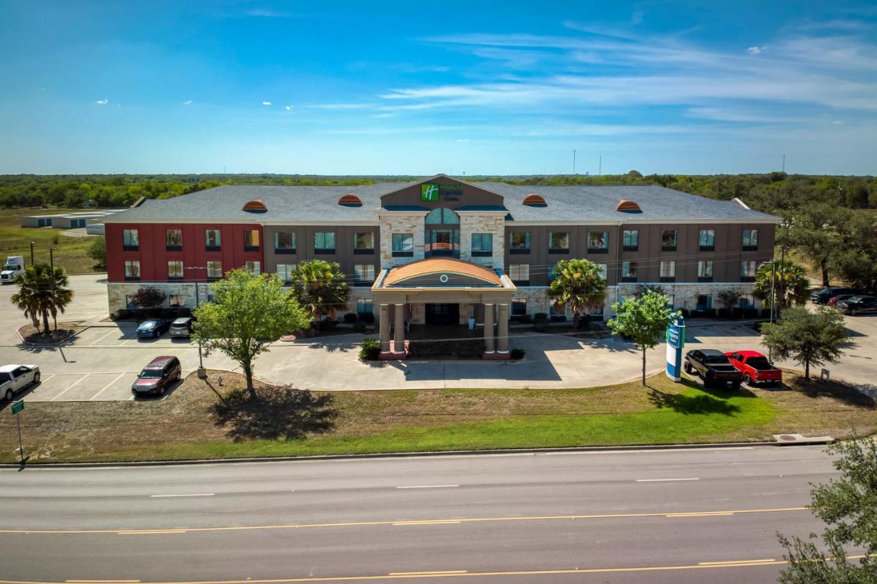 Holiday Inn Express And Suites Beeville By Ihg Екстериор снимка