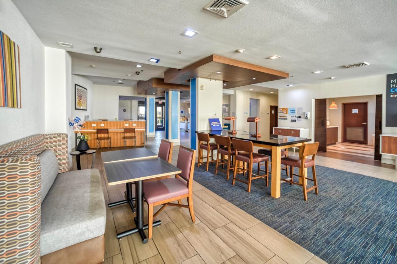 Holiday Inn Express And Suites Beeville By Ihg Екстериор снимка