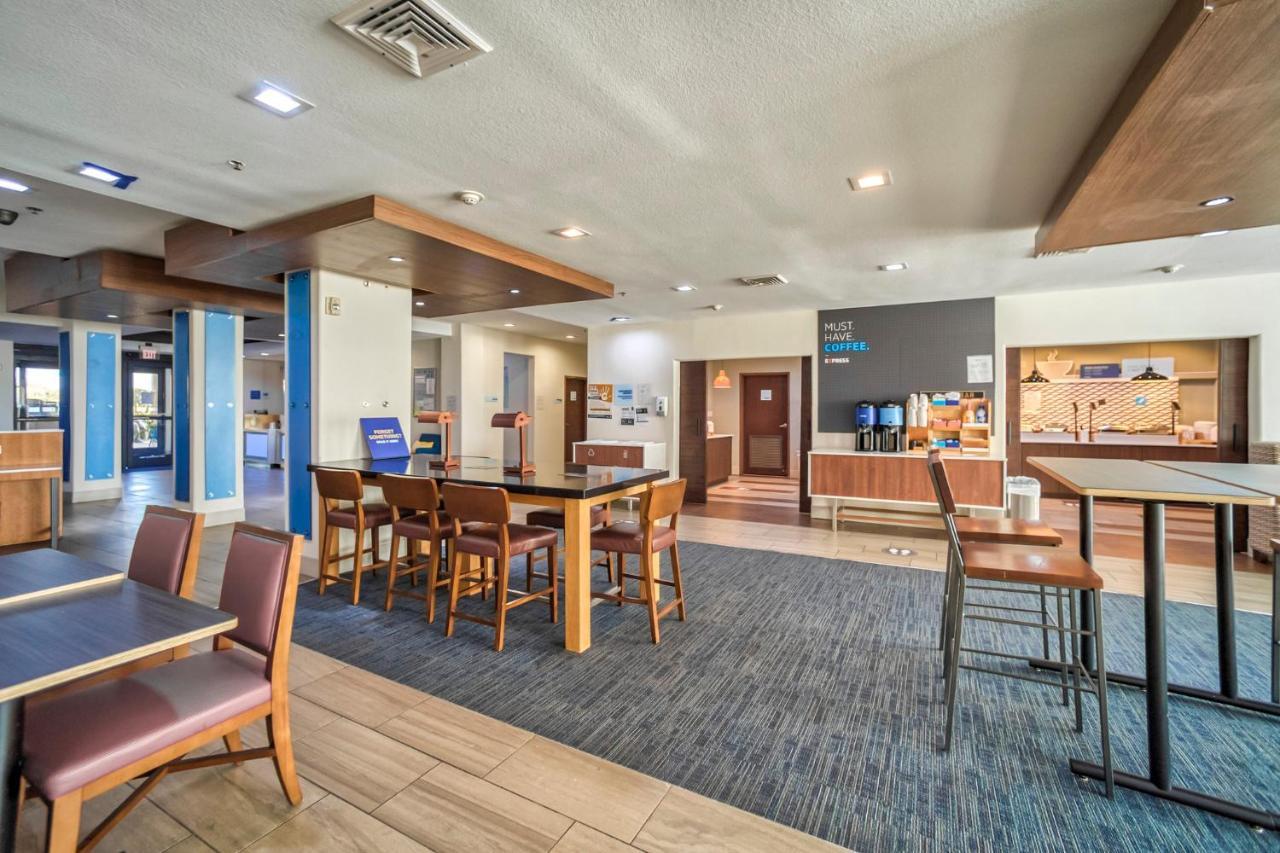 Holiday Inn Express And Suites Beeville By Ihg Екстериор снимка