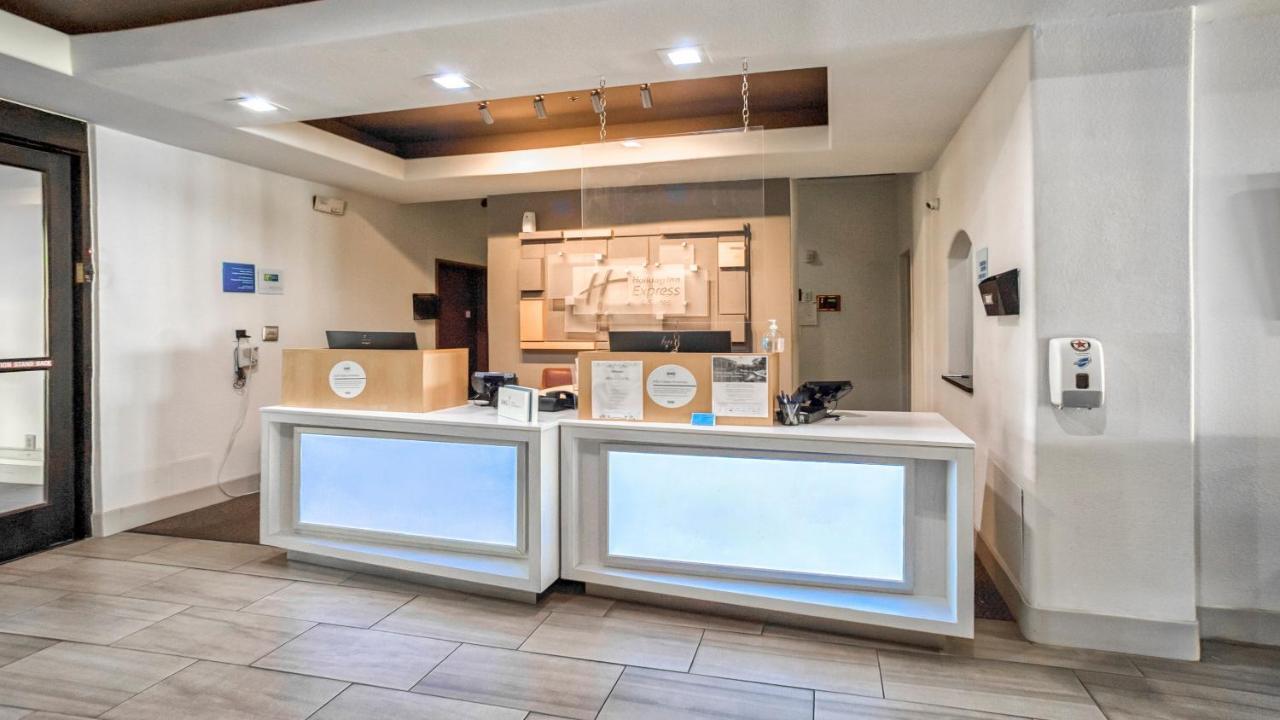 Holiday Inn Express And Suites Beeville By Ihg Екстериор снимка