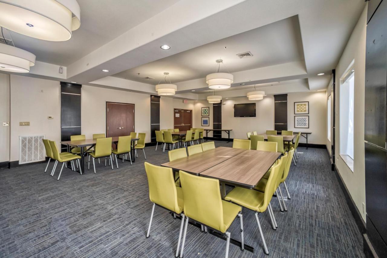 Holiday Inn Express And Suites Beeville By Ihg Екстериор снимка