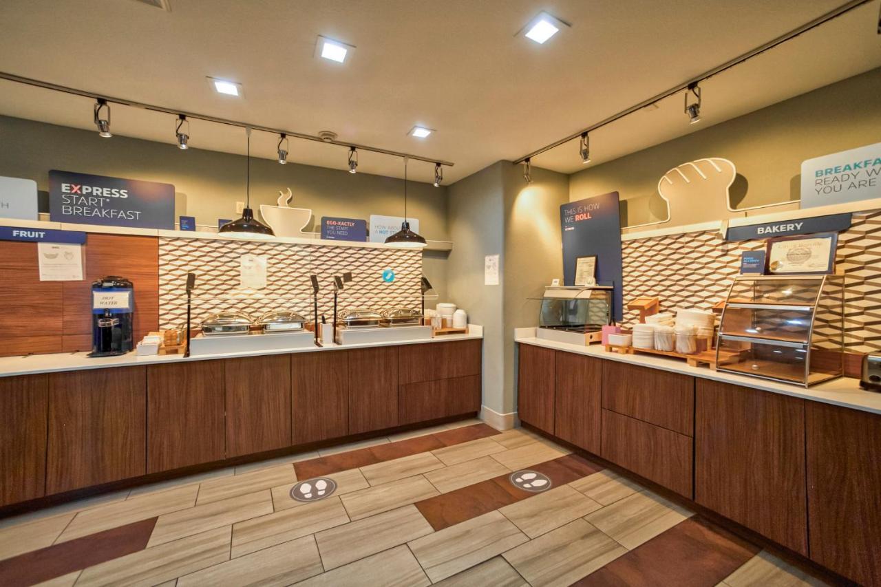 Holiday Inn Express And Suites Beeville By Ihg Екстериор снимка