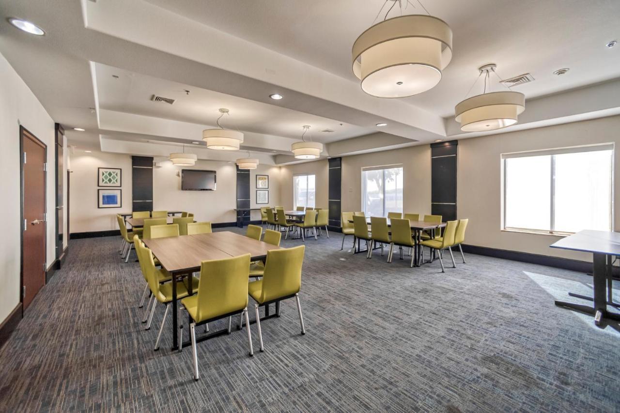 Holiday Inn Express And Suites Beeville By Ihg Екстериор снимка