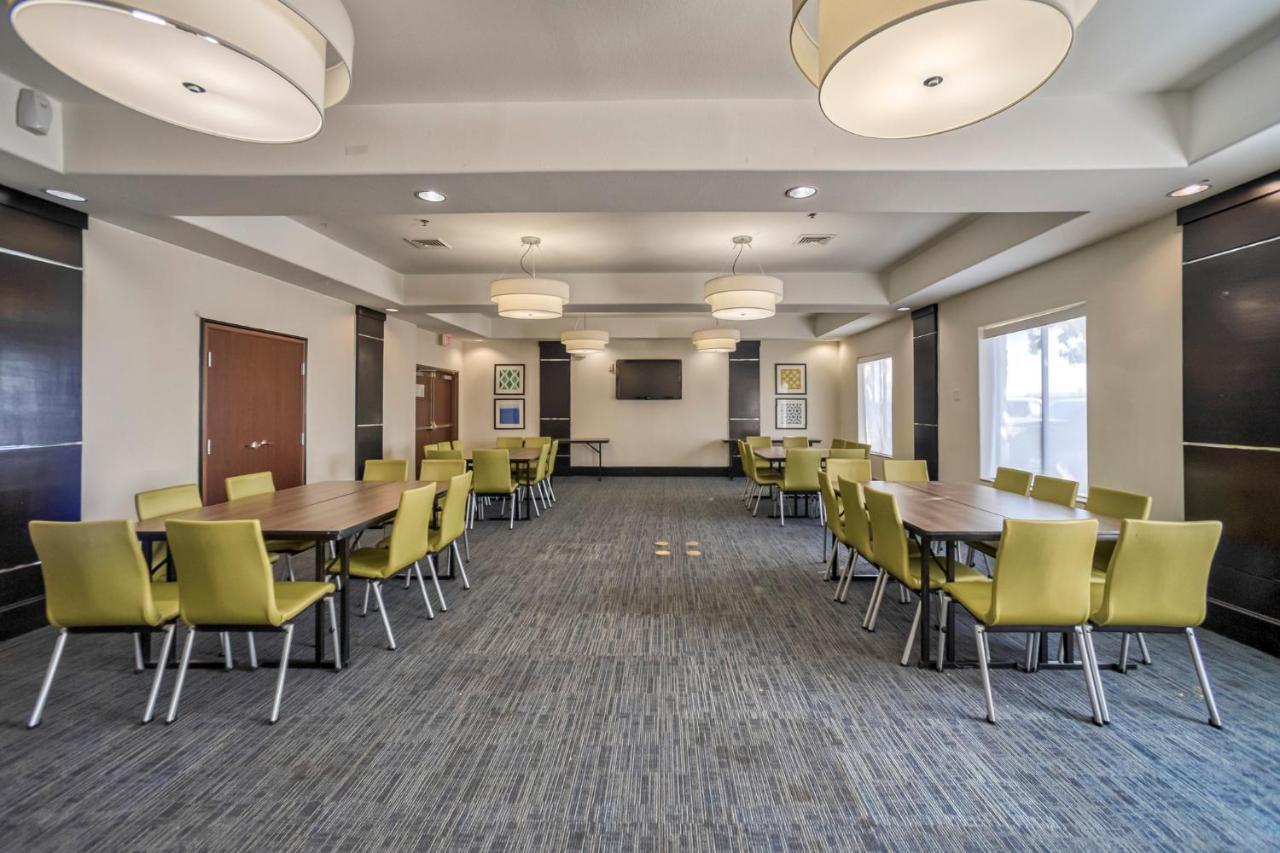 Holiday Inn Express And Suites Beeville By Ihg Екстериор снимка