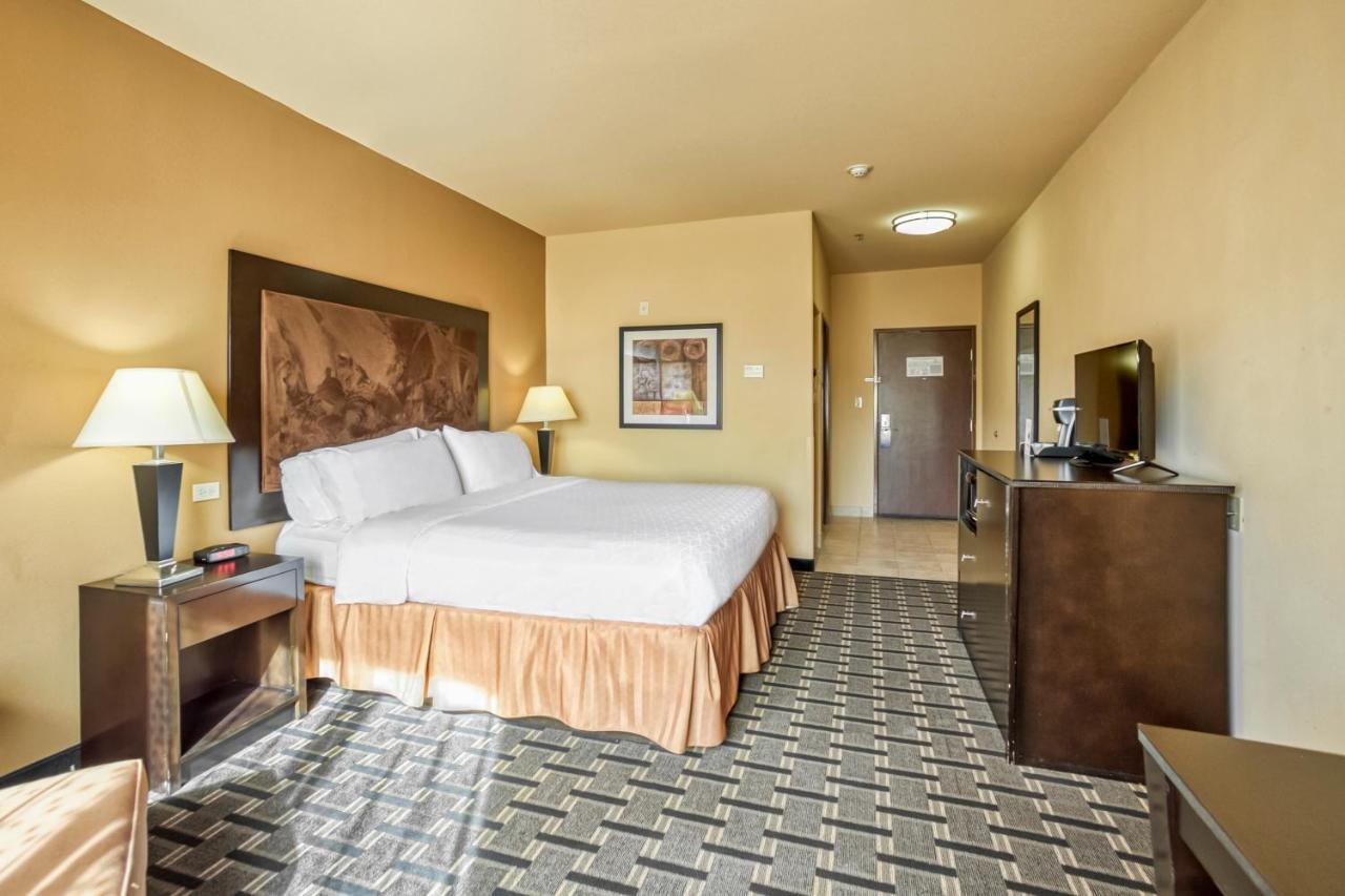 Holiday Inn Express And Suites Beeville By Ihg Екстериор снимка