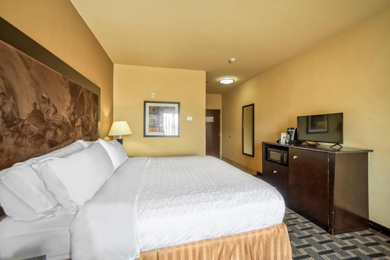Holiday Inn Express And Suites Beeville By Ihg Екстериор снимка