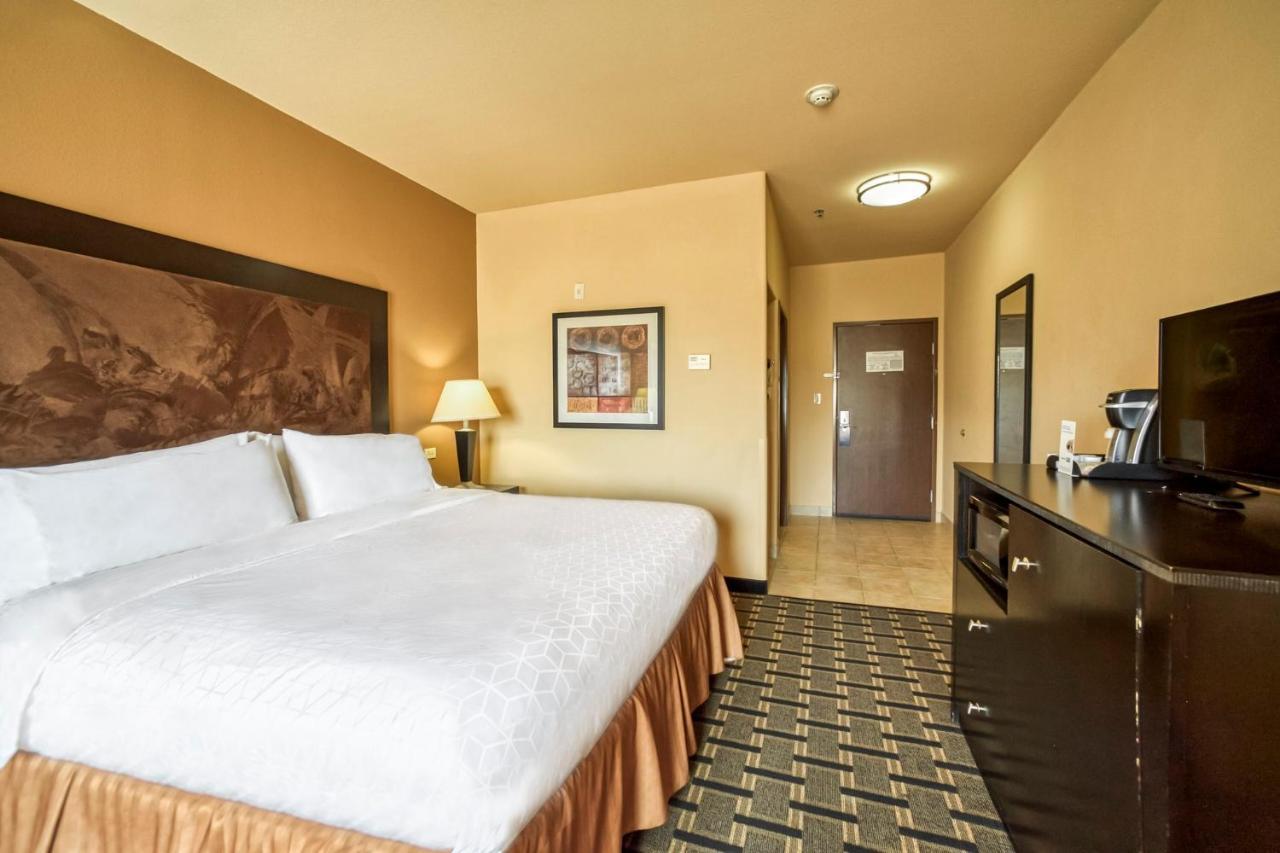 Holiday Inn Express And Suites Beeville By Ihg Екстериор снимка