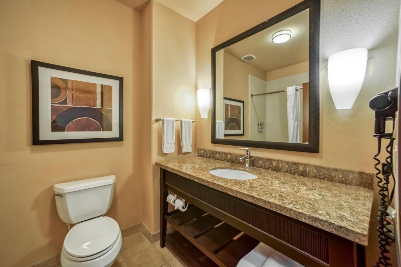 Holiday Inn Express And Suites Beeville By Ihg Екстериор снимка