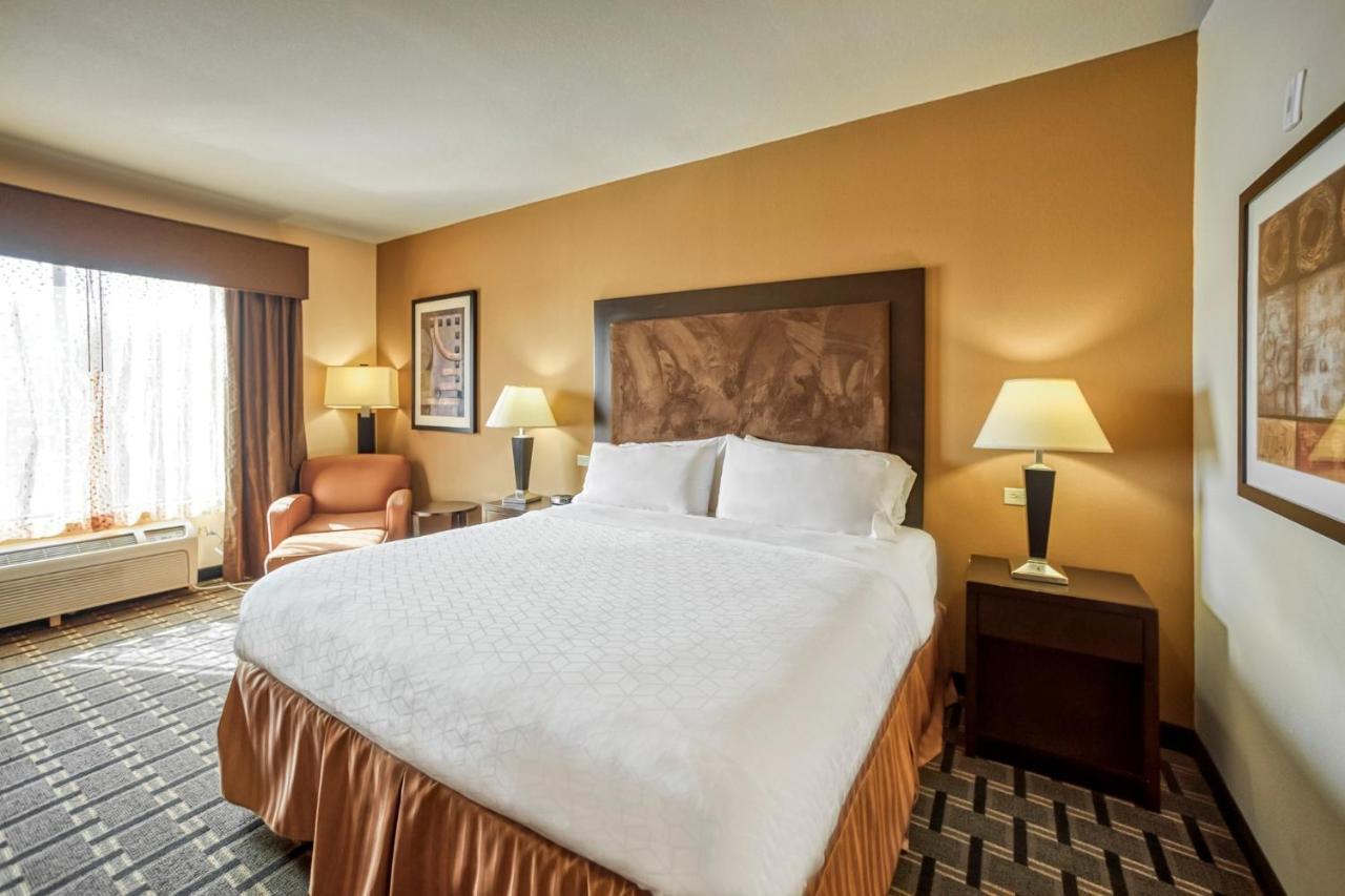 Holiday Inn Express And Suites Beeville By Ihg Екстериор снимка
