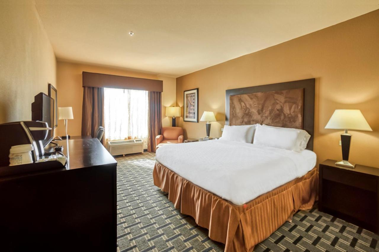 Holiday Inn Express And Suites Beeville By Ihg Екстериор снимка