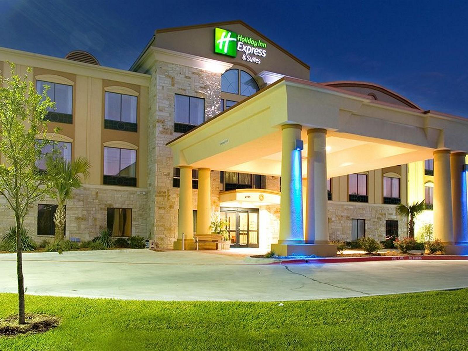 Holiday Inn Express And Suites Beeville By Ihg Екстериор снимка