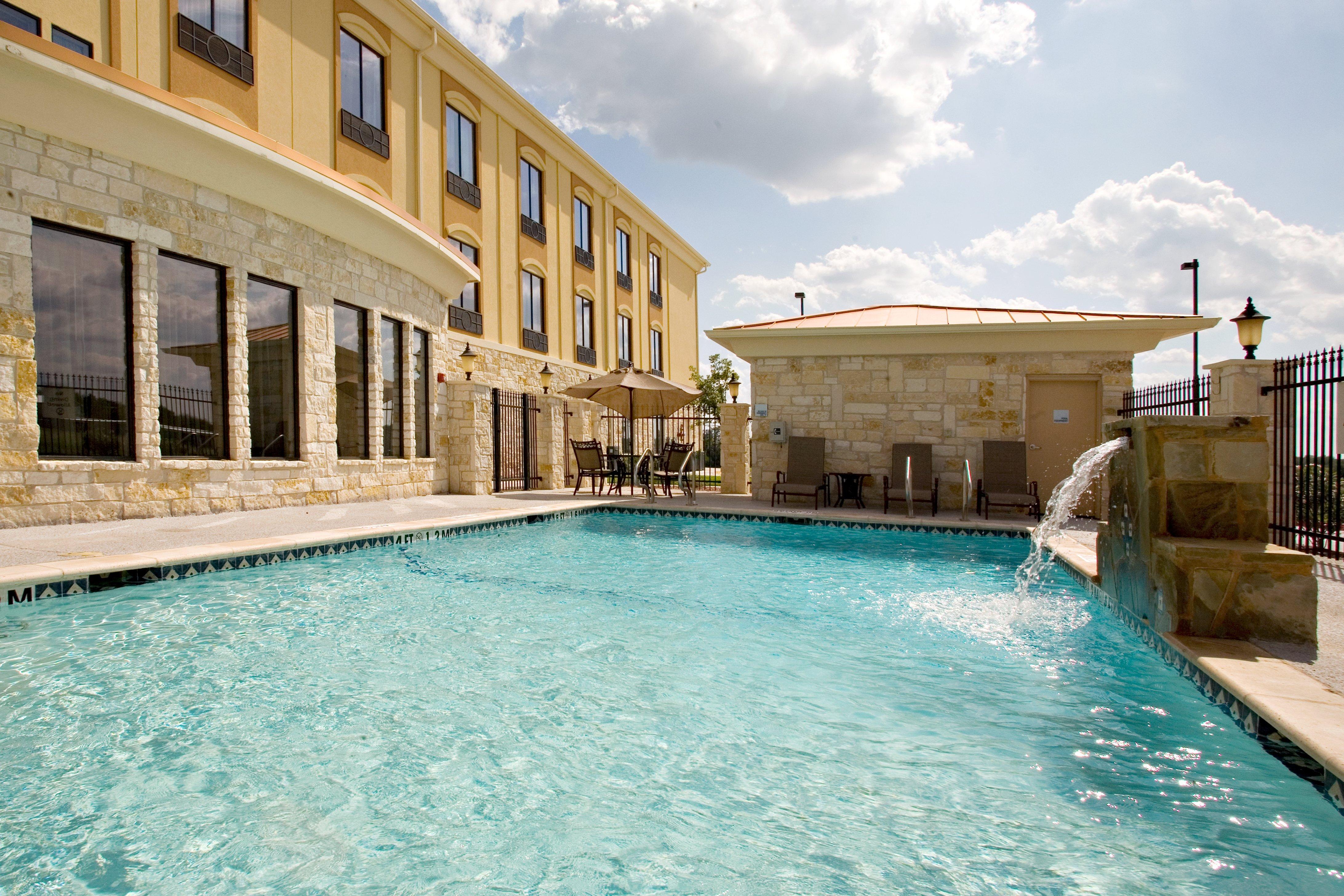 Holiday Inn Express And Suites Beeville By Ihg Екстериор снимка