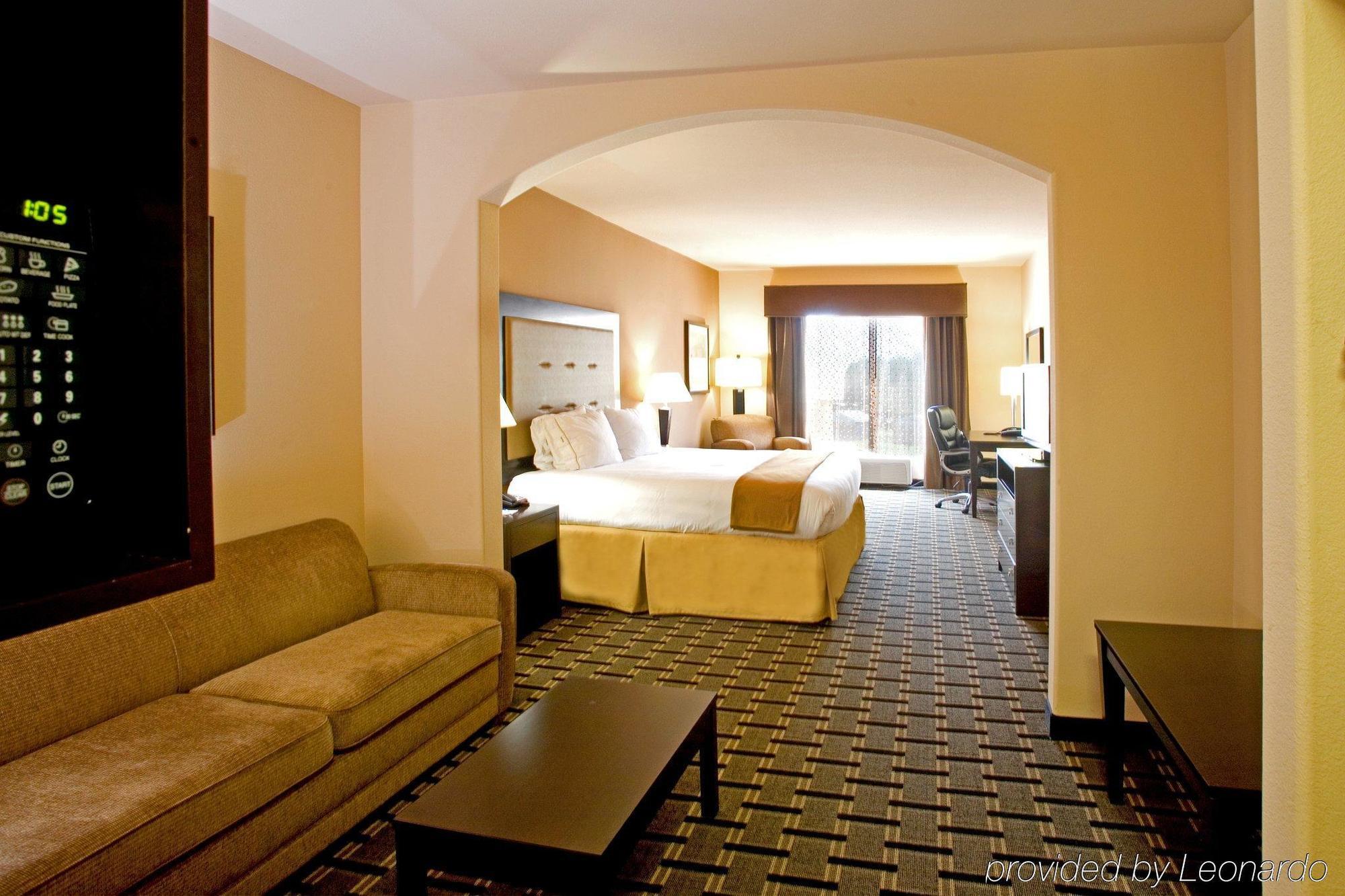 Holiday Inn Express And Suites Beeville By Ihg Стая снимка